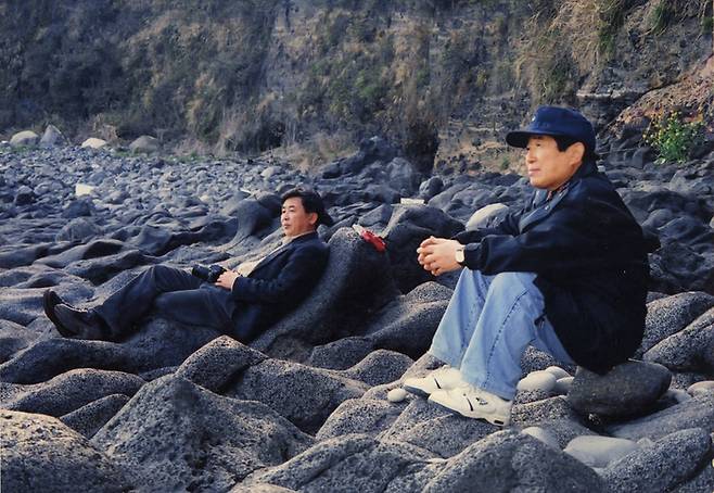 1997년 서귀포 황우지 해안에 앉아 있는 오성찬 선생(오른쪽).[이석창씨 제공]