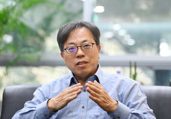 장병탁 서울대 AI연구원장이 지난 13일 서울 관악구 서울대 연구공원에 있는 AI연구원 원장실에서 챗GPT 등 AI에 대해 설명하고 있다. 박윤슬 기자
