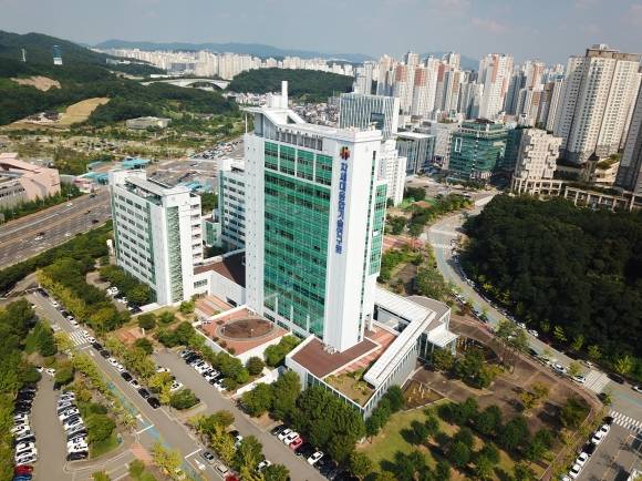 과학기술로 지역사회에 공헌하기 위한 각종 지원사업을 펼치는 차세대융합기술연구원 전경. 서울대와 경기도가 공동으로 수원 영통구 이의동에 만들었다. 차세대융합기술연구원 제공