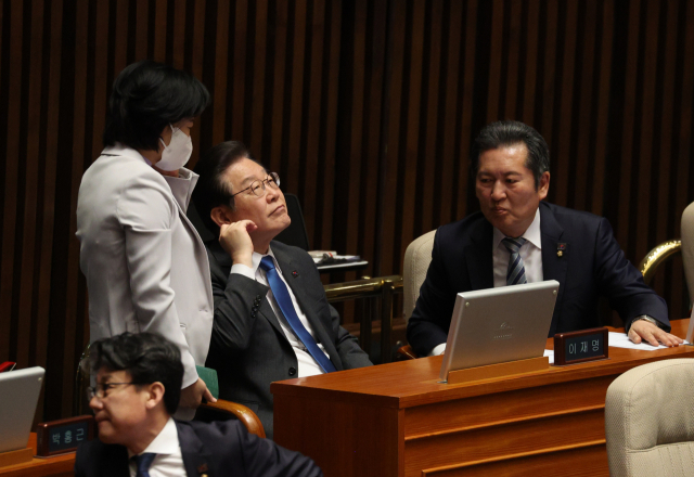 이재명 더불어민주당 대표가 23일 오후 국회에서 열린 본회의에서 이수진 의원과 대화하고 있다. 연합뉴스