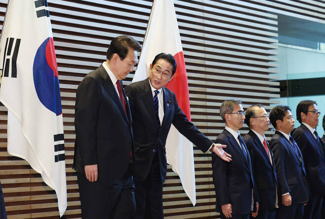 1박2일 일정으로 일본을 방문한 윤석열 대통령이 3월16일 일본 도쿄 총리관저에서 의장대 사열을 마친 후 일본 측 인사를 만나기 위해 기시다 후미오 일본 총리의 안내를 받고 있다. ⓒ연합뉴스
