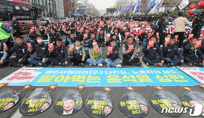 25일 서울 종로구 대학로에서 열린 민주노총 2023 투쟁선포대회에서 참석자들이 윤석열 정부를 규탄하는 메시지가 적힌 피켓을 들고 있다. 2023.3.25/뉴스1 ⓒ News1 임세영 기자