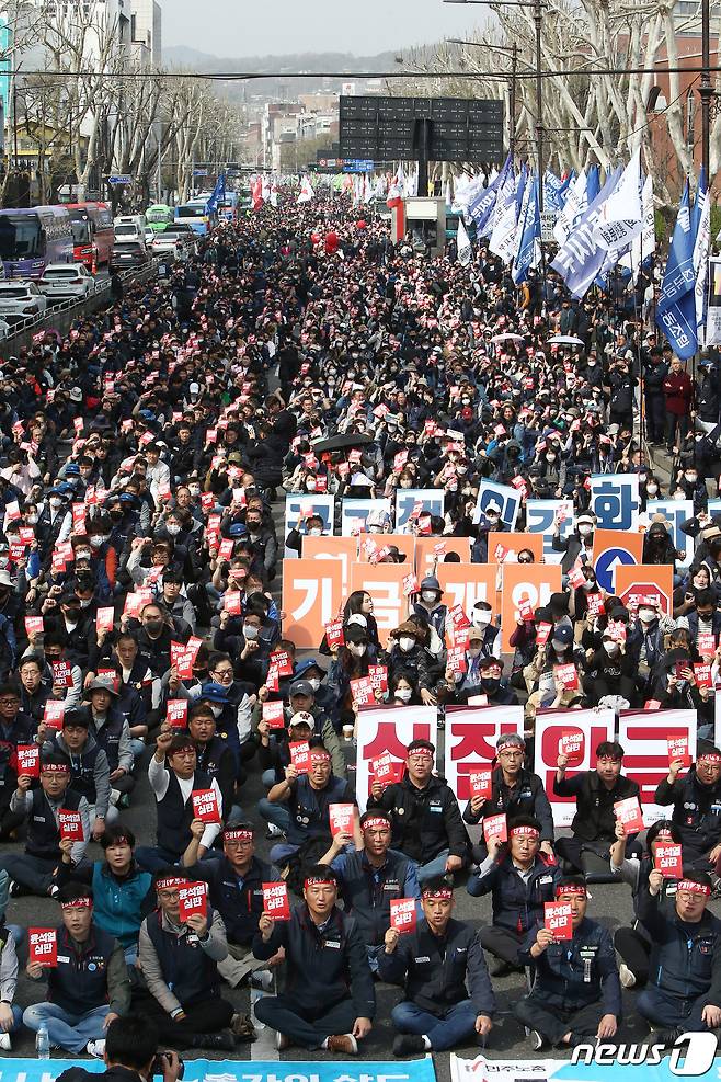 25일 서울 종로구 대학로에서 열린 민주노총 2023 투쟁선포대회에서 양경수 위원장 및 참석자들이 윤석열 정부를 규탄하는 메시지가 적힌 피켓을 들고 구호를 외치고 있다. (공동취재) 2023.3.25/뉴스1 ⓒ News1 임세영 기자