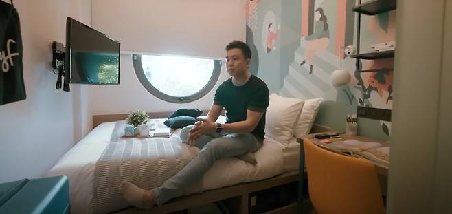 싱가포르에서 최근 늘어나는 공유주택 1인실의 모습. 한국의 '고시텔'과 유사한 형태로, 10㎡(약 3평) 크기다./프라퍼티림브라더스 유튜브 캡처