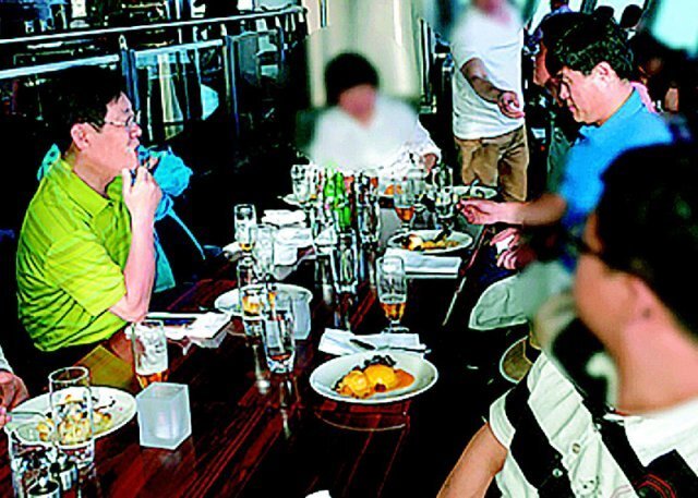 2015년 이재명 대표(왼쪽)가 김문기 전 성남도시개발공사 개발사업1처장(오른쪽 파란 옷) 등과 뉴질랜드 식당에서 식사하는 모습. 사진 출처 이기인 경기도의원 블로그