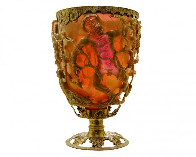 색이 변하는 유리잔 속의 나노입자 - 리쿠르고스 컵(Lycurgus Cup)이라고 불리는 이 유리잔은 4세기 경 로마시대에 유리로 제작됐다. 빛이 통과하는 방향에 따라 다른 색으로 보이는 것으로 유명한데 빛을 뒤에서 비추면 붉은색, 앞에서 비추면 녹색으로 보인다. 제작 과정에서 첨가한 불순물이 빛과 상호작용 가능한 나노입자를 발생시켜 이와 같은 색상 변화가 나타난다.Marie-Lan Nguyen