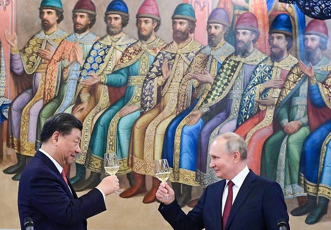 2023년 3월21일 시진핑 중국 국가주석(왼쪽)과 블라디미르 푸틴 러시아 대통령이 러시아 모스크바 크렘린궁 회의실에서 열린 국빈 만찬 도중 서로 술잔을 들어 보이고 있다. TASS 연합뉴스