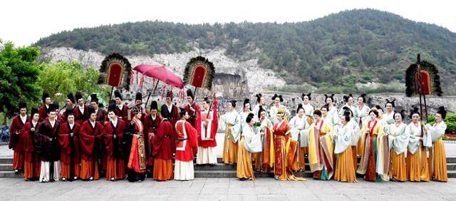 용문석굴에서 열린 황제와 황후 예불도 '부활’ 시연 행사. ⓒ신화통신