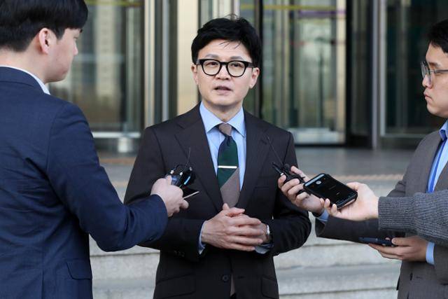 한동훈 법무부 장관이 지난 23일 오후 경기 과천 법무부에서 퇴근하며 헌법재판소의 검수완박(검찰 수사권 완전 박탈) 입법 무효 청구 각하 결정에 대한 입장을 밝히고 있다. 뉴스1
