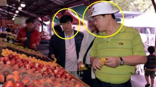 이재명 더불어민주당 대표(당시 성남시장)와 고(故) 김문기 전 성남도시개발공사개발1처장이 거리를 함께 걷고 있다. /사진='고공행진' 블로그 캡처