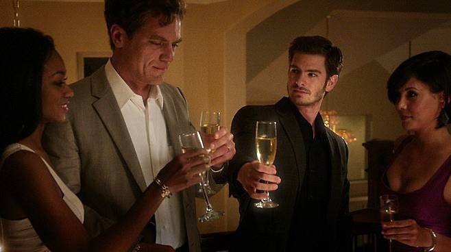 부동산 브로커로 승승장구하던 데니스와 릭은 1000채 매입 프로젝트를 통해 거액의 이익을 노리게 되지만 결국 쓸쓸한 결말을 맞는다. (사진=브리즈픽처스)