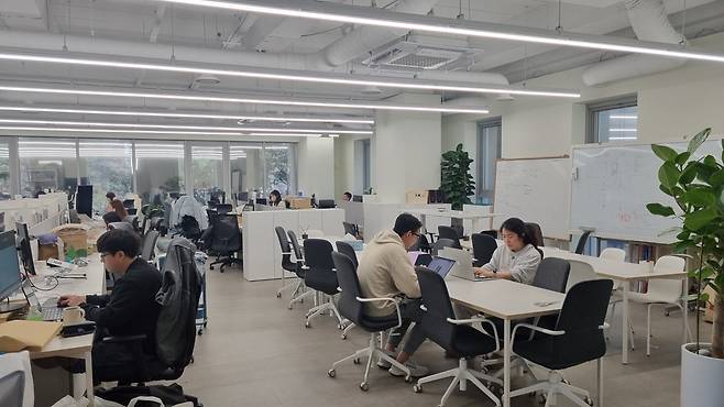 서울 서초구에 위치한 와이즐리의 새 사무실. 오른쪽 공용 테이블이 회의실이다. /이은영 기자