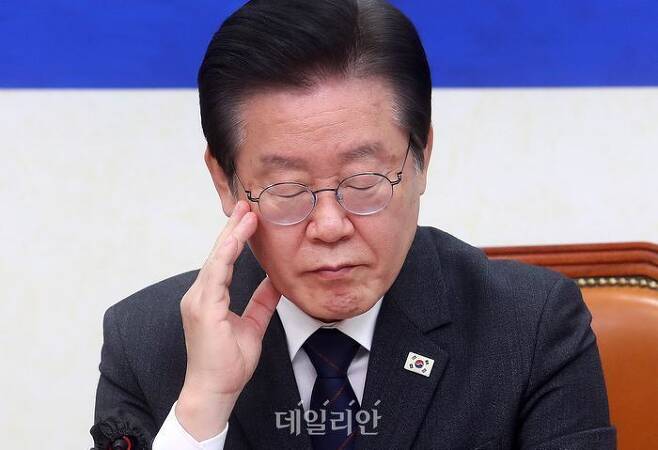 이재명 더불어민주당 대표가 지난 22일 국회에서 열린 민생 4대 폭탄 대응단 출범 회의에서 생각에 잠겨있다. ⓒ데일리안 박항구 기자