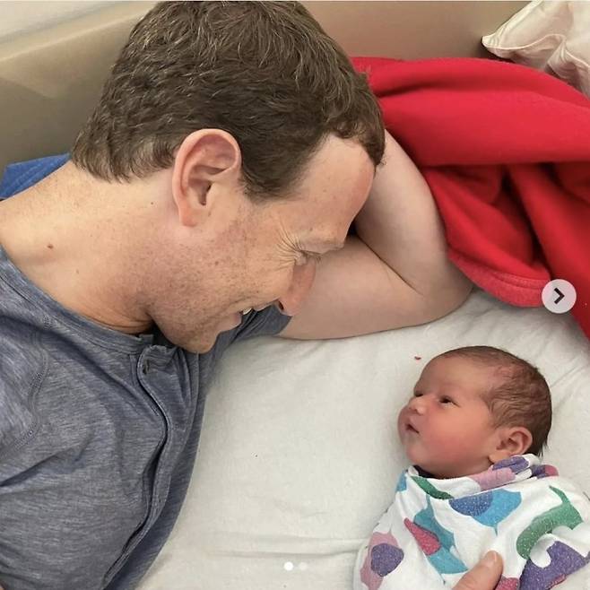 메타의 마크 저커버그 최고경영자(CEO)가 자신의 인스타그램에 올린 사진 속에서 세번째 딸인 '아우렐리아'를 보며 웃고 있다.뉴시스