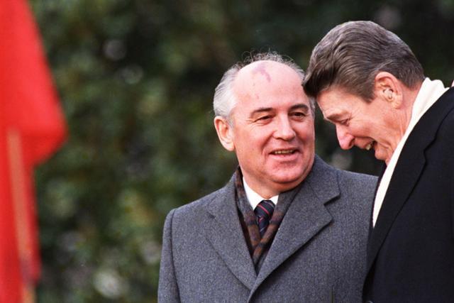 미하일 고르바초프 구소련 대통령(왼쪽)이 공산당 서기장 시절인 1987년 12월 미국 워싱턴 백악관을 처음 방문해 로널드 레이건 당시 미국 대통령과 대화를 나누고 있다. AP 연합뉴스