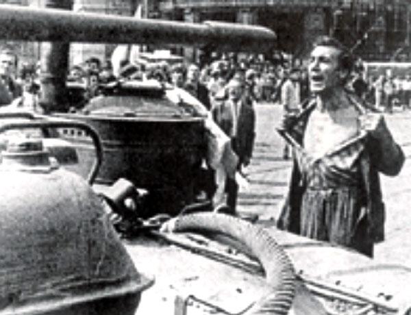 1968년 8월 20일 소련군이 전차를 앞세워 체코슬로바키아의 수도 프라하에서 번진 자유화 운동을 진압하려 하자 한 시민이 이를 막아선 채 "나를 쏴라"며 외치고 있다. 한국일보DB
