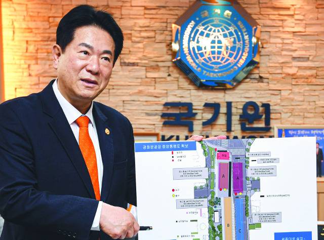 이동섭 국기원장이 23일 서울 강남구 국기원에서 ‘2023 국기 태권도 한마음대축제’ 행사에 대해 설명하고 있다. 서울 광화문 광장에서 25일 열리는 이 행사에선 2만명의 태권도인이 도복을 입고 한 자리에 모여 태극 1장을 시연할 계획이다. 이한결 기자