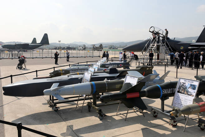 공군에서 쓰고 있는 다양한 항공무장들이 지상에 전시되어 있다. 세계일보 자료사진