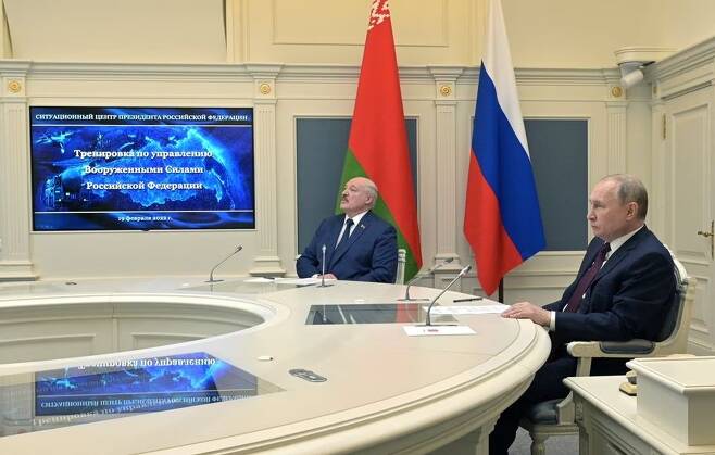 블라디미르 푸틴 러시아 대통령과 알렉산드르 루카셴코 벨라루스 대통령이 2022년 2월19일(현지시간) 러시아 수도 모스크바에서 전략적 억제력 행사의 일환으로 탄도미사일 훈련 발사를 참관하고 있다. / 사진=로이터 연합뉴스