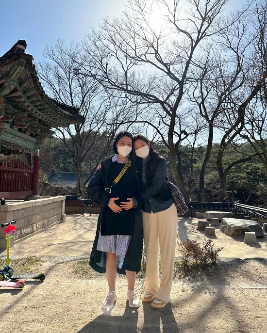 Ahn Young Mi posted several photos on the 26th, saying, My pregnant sister, who is only at home, gives me a nostalgia. I was so impressed by my time. Bean curd was excited. I still had legs.The released photo shows Ahn Young Mi and Park So-dam visiting a temple.The friendship between the two, who made friends at JTBCs Gamsung Camping, which ended in 2021, is heartwarming.In particular, Ahn Young Mi is showing off the full-length D line, and Park So-dam showed affection by grabbing the ship of Ahn Young Mi.In the warm friendship, the netizens responded Both of them are warm and beautiful like spring sunshine, It is still a little cold, be careful of cold ~~, More than two beautiful people.Meanwhile, Ahn Young Mi married a non-entertainer in a foreign company in 2020. Ahn Young Mi, who recently announced her pregnancy after three years of marriage, is about to give birth in July.Photo by AHN YOUNG MI