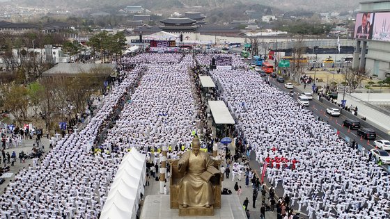 25일 서울 광화문 광장에서 열린 국기 태권도 한마음 대축제에서 태권도복을 입은 1만2263명이 ‘태극 1장’ 단체 시연을 하고 있다. 새로운 월드 기네스 기록을 세웠다. [연합뉴스]