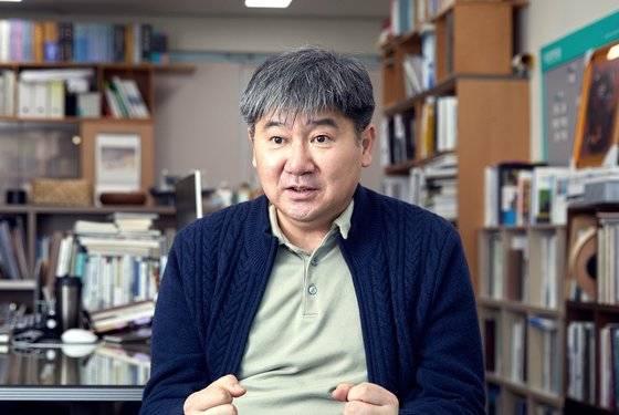김상열 한국이민사박물관 관장이 소중 학생기자단에게 재외동포가 전 세계로 뻗어나가게 된 과정과 이들을 우리가 어떻게 인식하고 받아들여야 하는지에 대해 말했다.