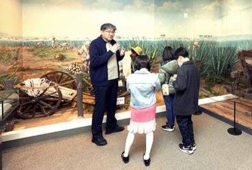 김상열 관장(맨 왼쪽)이 소중 학생기자단에게 한인 이민자들이 멕시코 에네켄 농장에서 일하게 된 과정을 설명했다.