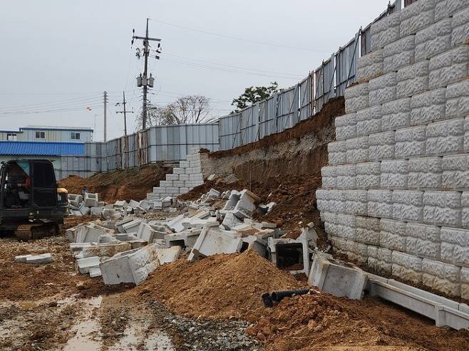 3월 16일 콘크리트 블록으로 된 옹벽이 붕괴돼 노동자 3명이 사망한 충남 천안의 공사현장 모습 / 연합뉴스