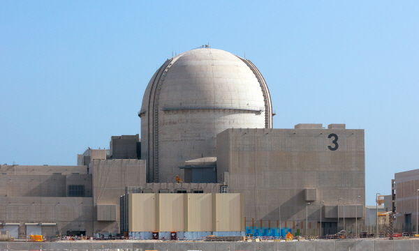 우리나라의 1호 수출 원전인 아랍에미리트(UAE) 바라카 원자력발전소의 3호기가 지난달 24일 상업운전을 개시했다. 사진은 바라카 원전 3호기.