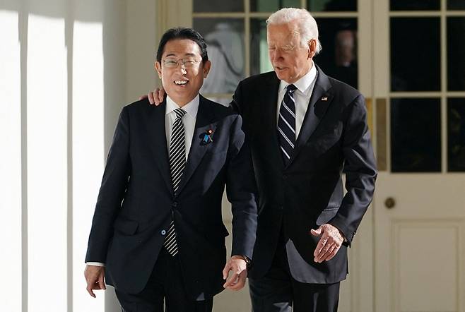 조 바이든 미국 대통령(오른쪽)이 지난 13일(현지시간) 백악관에서 기시다 후미오 일본 총리와 만나 어깨동무하고 있다. [연합뉴스]
