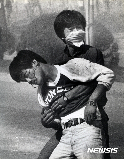 1987년 6월 9일 서울 연세대 정문 앞에서 경찰이 발사한 최루탄에 머리를 직격당한 이한열이 피를 흘리며 쓰러지고 있다. 당시 로이터통신 사진기자 정태원 촬영.