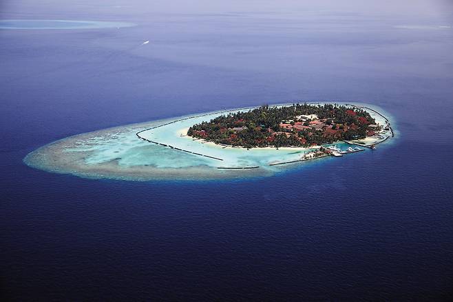 몰디브 섬 쿠 룸바의 전경. 몰디브는 기후 변화로 인한 해수면 상승으로 수몰 위기에 처한 대표적인 섬이다. [헤럴드DB]