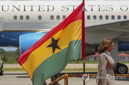 26일(현지시간) 아프리카 가나에 도착한 해리스 미국 부통령 [AP 연합뉴스 자료사진]