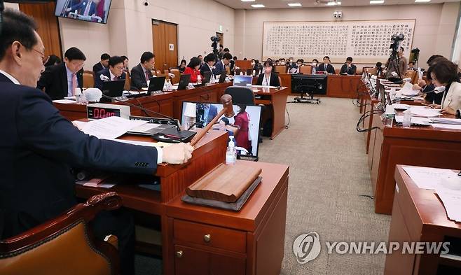 국회 법제사법위원회 전체회의 (서울=연합뉴스) 이정훈 기자 = 27일 오후 열린 국회 법제사법위원회 전체회의에서 김도읍 위원장이 의사봉을 두드리고 있다. 2023.3.27 uwg806@yna.co.kr