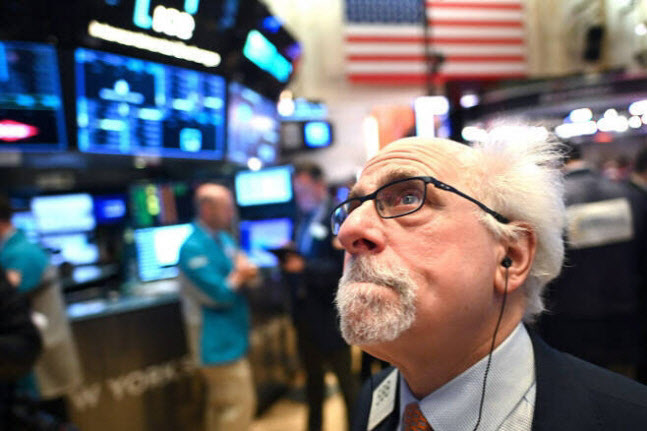 트레이더가 미국 뉴욕 주식 시장 시세를 주시하고 있다. (사진=AFP)