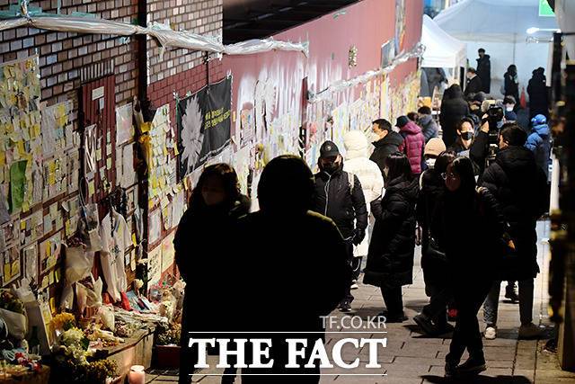 이태원 참사 재발을 막기 위해 '다중운집 행사'의 개념을 명확하게 규정한 서울시 조례안이 공포됐다. 사진은 지난해 12월 16일 이태원역 1번 출구 인근에서 희생자를 기리는 추모제가 열리고 있는 모습./더팩트DB