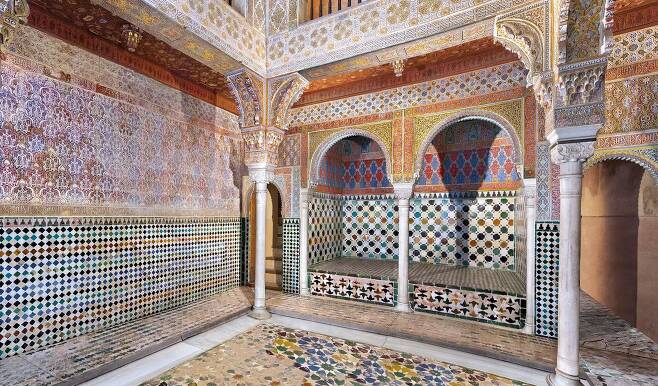 스페인의 알함브라 궁전은 '대칭의 성지'로 불린다. 17가지 주기적 타일링 구조를 볼 수 있기 때문이다./위키미디어