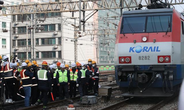 서울 영등포역 인근 선로에서 사고위험 구간 안전 현장점검을 하고 있다. 뉴스1