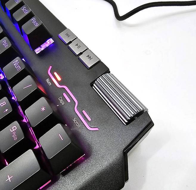 직관적 조작이 가능한 음량 조절 다이얼, 미디어 플레이어 제어키를 갖췄다