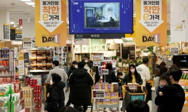 서울 노원구 이마트 월계점을 찾은 고객들이 매장을 둘러보고 있는 모습. 사진=뉴스1