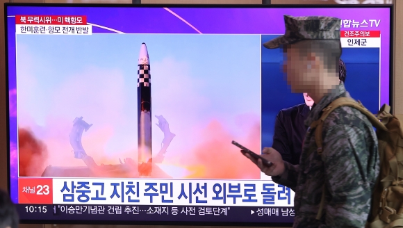 이달에만 8번째 도발 - 27일 오전 서울역 대합실에서 한 군인이 북한의 탄도미사일 발사 소식을 전하는 TV 앞을 지나가고 있다. 합동참모본부는 북한이 이날 오전 동해상으로 단거리탄도미사일(SRBM) 2발을 발사했다고 밝혔다. 연합뉴스