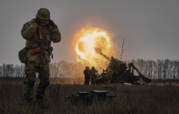 우크라이나 군인들이 동부 돈바스 도네츠크주 바흐무트 전선에서 러시아 진지를 향해 피온 자주포를 발사하고 있다. 2022.12.17 AP 연합뉴스