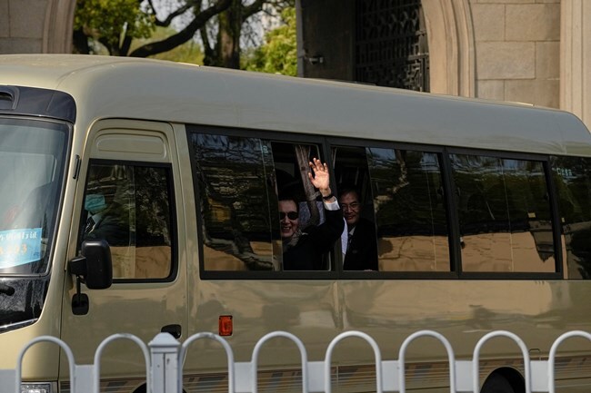 미니버스를 타고 이동 중에 손을 흔드는 마잉주 전 총통. 로이터 연합뉴스