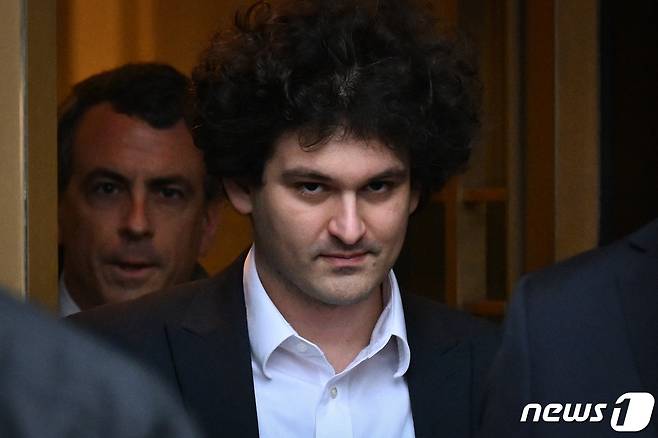 파산한 가상화폐 거래소 'FTX'를 설립한 샘 뱅크먼-프리드가 3일(현지시간) 미국 뉴욕 맨해튼 연방법원에서 나오고 있다. 2023.1.3. ⓒ AFP=뉴스1 ⓒ News1 김성식 기자