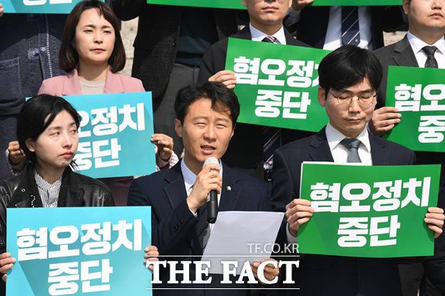 이탄희 더불어민주당 의원(가운데 아래)이 29일 서울 여의도 국회 본청 앞 계단에서 열린 '정치개혁·정당개혁 1000인 선언'에 참석해 선언문을 읽고 있다.
