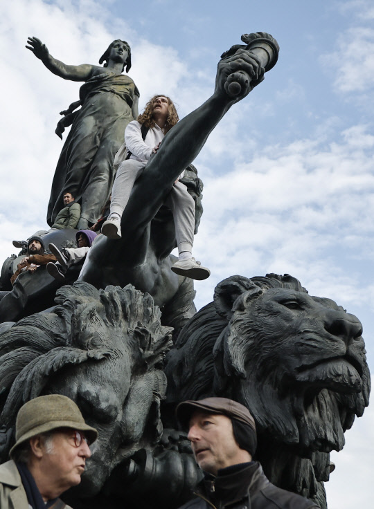 28일(현지시간) 연금 개혁에 반대하는 시민들이 파리 나시온 광장에 있는 '공화국의 승리(Triumph of the Republic)' 동상에 올라 시위를 벌이고 있습니다. EPA 연합뉴스