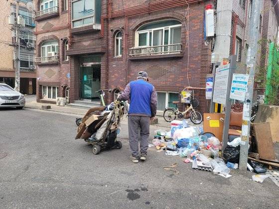 나이지리아 5남매 가족에게 화마가 덮친 다음 날인 28일, 화재 발생지 인근의 한 공영주차장 앞에 서 있는 폐지 줍는 할아버지. 손성배 기자