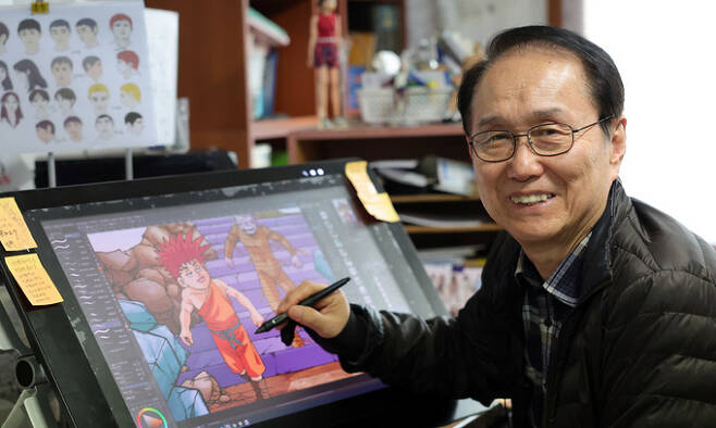고행석 작가가 지난 16일 서울 강서구 작업실에서 태블릿을 이용해 만화에 색을 입히는 작업을 하고 있다. 이재문 기자