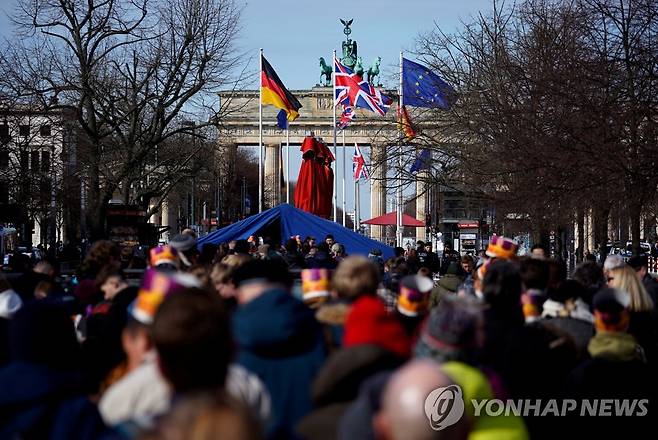 독일 브란덴부르크 문 앞에 영국 찰스 3세 국왕 보려는 군중  (베를린 로이터=연합뉴스) 29일(현지시간) 독일 베를린 브란덴부르크 문 앞에 찰스 3세 영국 국왕을 보려는 사람들이 모여있다. 2023.3.29 photo@yna.co.kr