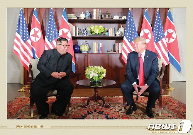 북한 외국문출판사가 지난 2021년 5월12일 공개한 김정은 국무위원장 화보 '대외관계 발전의 새 시대를 펼치시어'. 김 위원장이 2018년 6월 싱가포르 북미정상회담에서 도널드 트럼프 당시 미국 대통령과 대화하는 모습이 실려있는 모습.(외국문출판사 화보 캡처) 2021.5.12/뉴스1